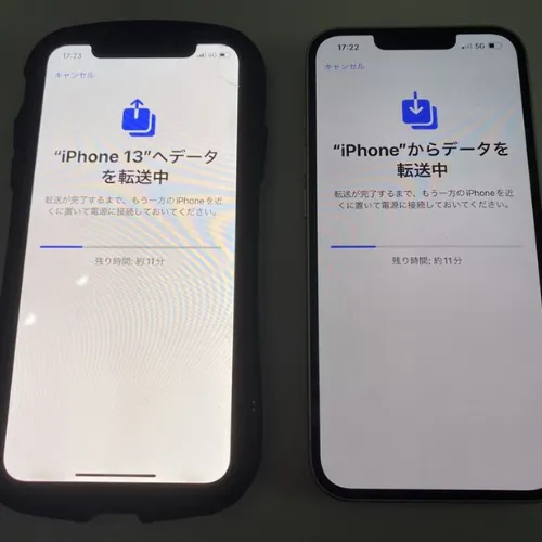 新旧iPhoneを並べてクイックスタートでデータ移行しているイメージ写真