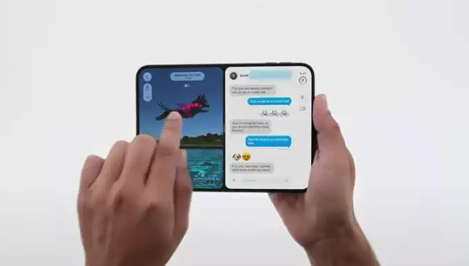 iPhone Duoの内側画面を分割して2つのアプリを同時に使っている様子