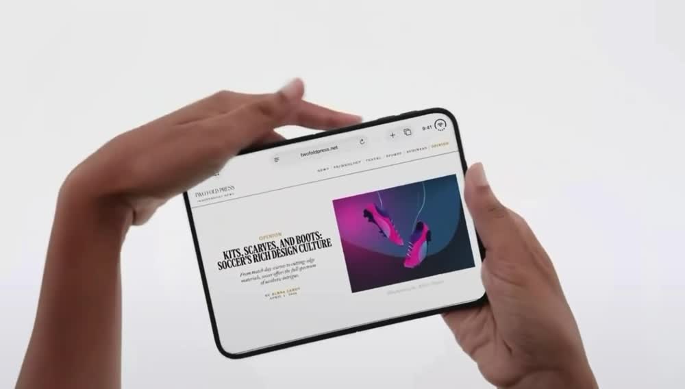 iPhone Duoの内側画面。査定では画面の状態を細かく確認します