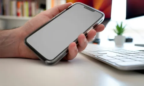 箱なしのiPhone本体を手にしている人と、『箱なしでも買取OK』と伝えるイメージ画像