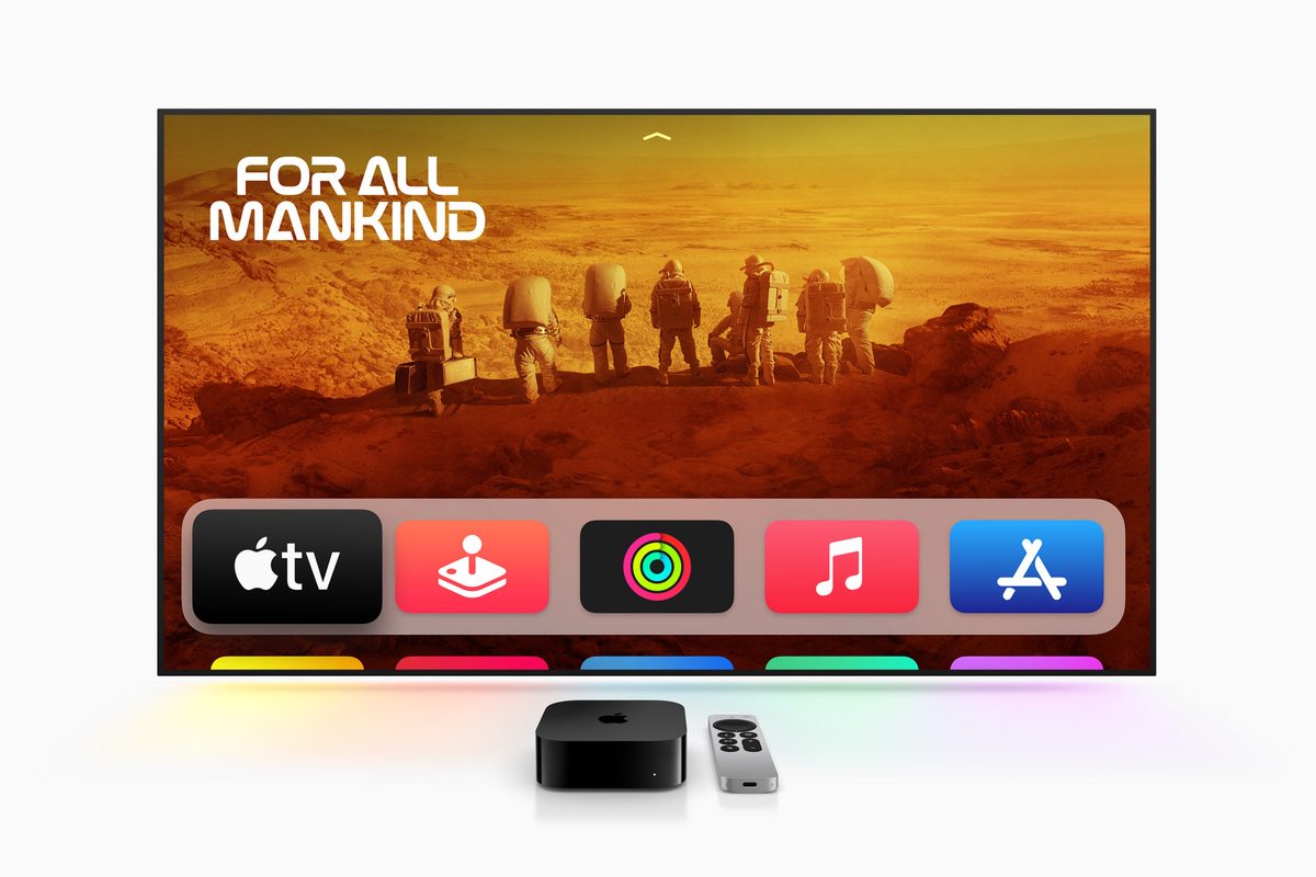 テレビにApple TVのホーム画面が映り、手前にApple TV 4K本体とSiri Remoteが置かれている