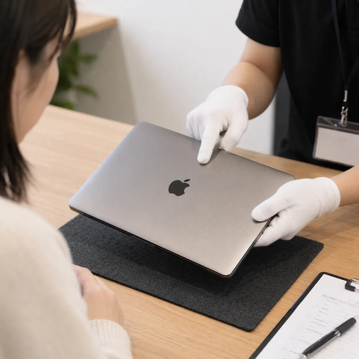 MacBookの外装確認