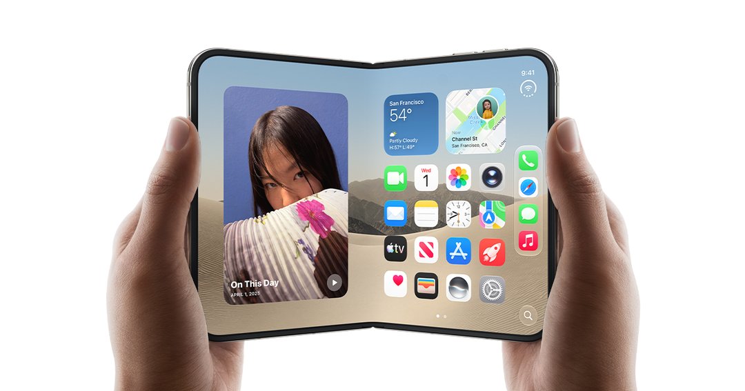 両手でiPhone Duoを開いて持った状態