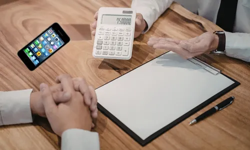 店頭カウンターで、本体だけのiPhoneを査定している様子のイメージ画像